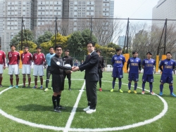 写真:試合開始の記念撮影