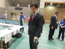 写真:体力測定する吉住区長