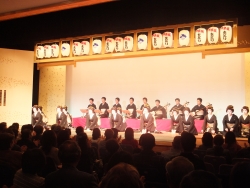 写真:「神楽坂をどり」の披露