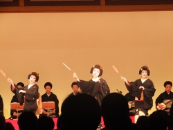 写真:「神楽坂をどり」の披露