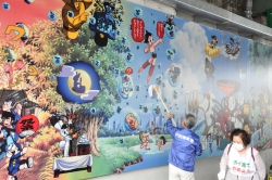 写真:高田馬場ガード下の巨大壁画の清掃