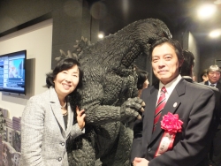 写真:ホテルグレースリー新宿のゴジラルームで中山前区長と共に