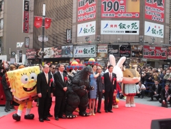 写真:新セントラルロードのレッドカーペットで記念査ウエイ