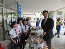 写真:会場を見学する吉住区長