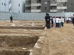 写真:旧愛日小校舎跡を見学する子供たち