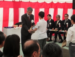 写真:石を手渡す5,6年生