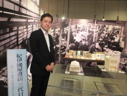 写真:見学する吉住区長