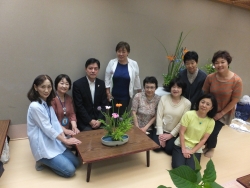写真:生け花に参加した皆さん
