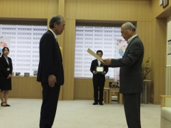 写真：表彰を受ける髙橋新宿交通安全協会会長