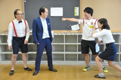 写真:コントを実演