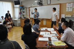 写真:しずるが解説