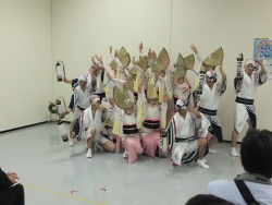 写真:「つつじ連」の阿波踊りでスタート