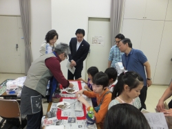 写真:会場を見学する吉住区長