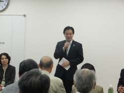 写真:8020健康表彰式であいさつする吉住区長