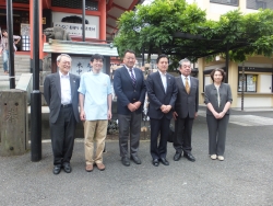 写真:四谷牛込歯科医師会の皆さんと記念撮影