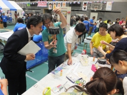 写真：会場を見学する吉住区長