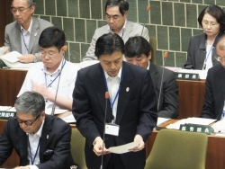 写真:答弁する吉住区長