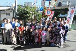 写真:打ち水に参加した皆さん