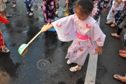 写真:打ち水の様子