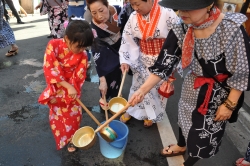 写真:打ち水の様子
