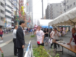 写真:七夕祭りを見学する吉住区長