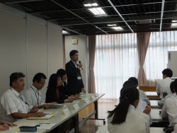 写真：西新宿中学校で発言する吉住区長