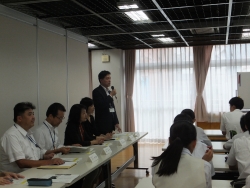 写真:西新宿中学校で発言する吉住区長