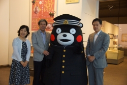 写真：左から、中山前区長、蒲島熊本県知事、くまモン、吉住区長で記念撮影