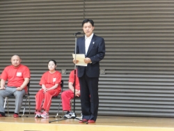 写真:あいさつする吉住区長