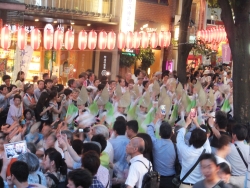 写真:神楽坂まつりの様子