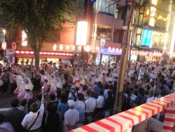 写真:神楽坂まつりの様子