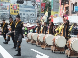 写真:新宿エイサーまつりの様子