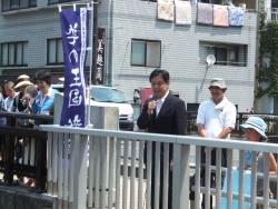 写真:あいさつする吉住区長