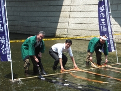 写真：水元再現を体験する吉住区長