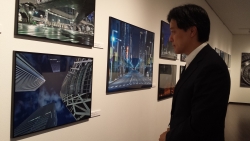 写真:山下裕之さんの作品を見学する吉住区長(ヒルトピアアートスクエア)