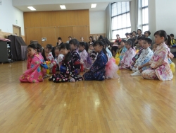 写真:日本舞踊に参加した子供たち