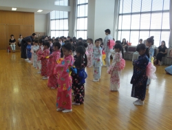 写真:日本舞踊に参加した子供たち