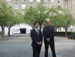 写真：吉住新宿区長とハンケミッテ区長（ミッテ区庁舎）