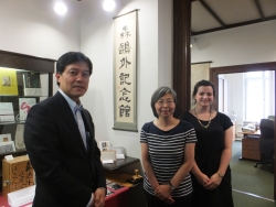 写真:ベルリン大学「森鴎外記念館」を見学する吉住区長