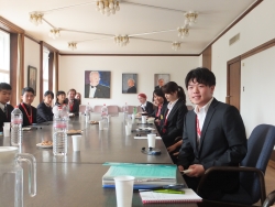 写真:ミッテ区長と懇談する青少年派遣団