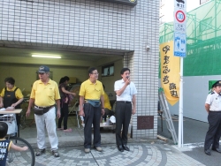 写真:山吹町盆踊り大会であいさつする吉住区長