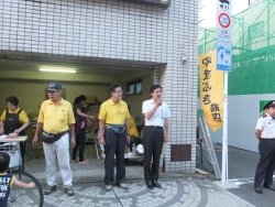 写真：山吹町盆踊り大会であいさつする吉住区長