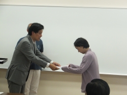 写真:修了証を手渡す吉住区長