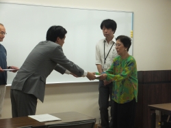写真:修了証を手渡す吉住区長