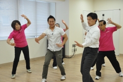 写真：区長も「新宿いきいき体操」に挑戦