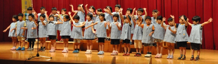 写真：元気に歌う園児たち