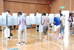 写真:児童が選挙を体験