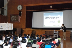 写真:早稲田大学の学生が選挙について解説