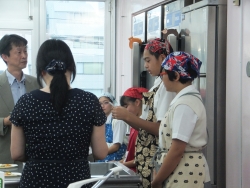 写真:料理を発表する子どもたち