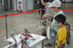 写真:廃材を使ったアート展示